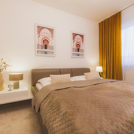 Rose Luxury Apartment & 24H Self Check-In With Private Parking Banská Bystrica Eksteriør billede