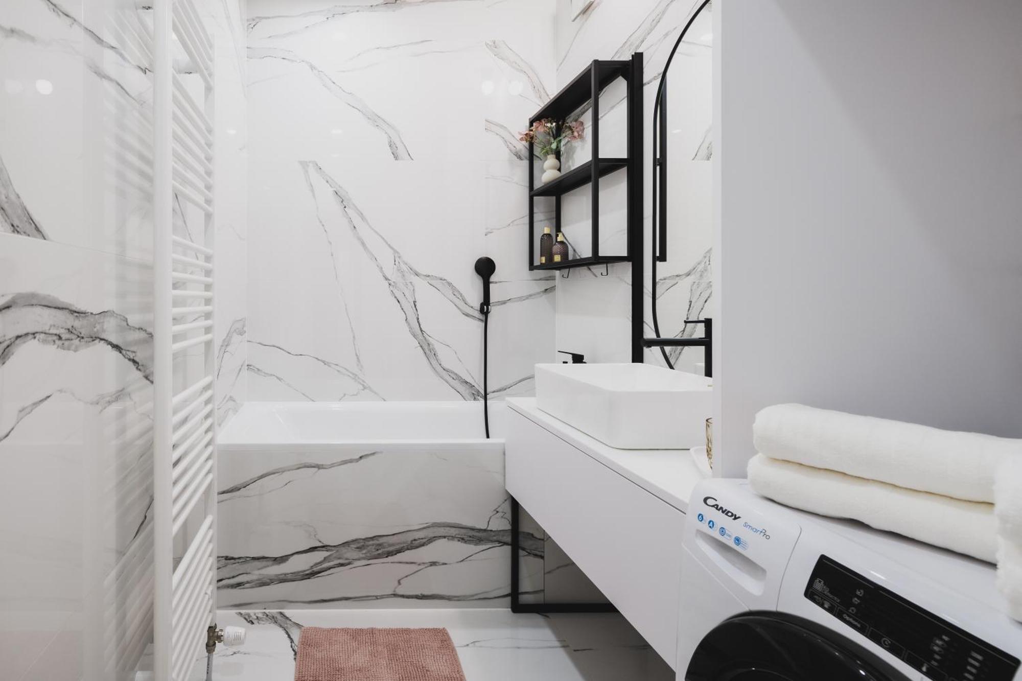 Rose Luxury Apartment & 24H Self Check-In With Private Parking Banská Bystrica Eksteriør billede